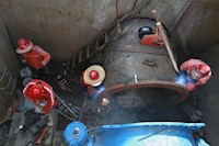 連夜搶修供水爆管！5輛送水車(chē)同時(shí)出動(dòng)！