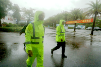 你們執(zhí)筆縱劍，馳騁考場；我們?nèi)σ愿?，在暴雨中保駕護航